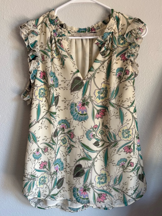 LOFT Tops - LOFT women’s sz Large Cream Floral Ruffle V-Neck sleeveless blouse top camisole